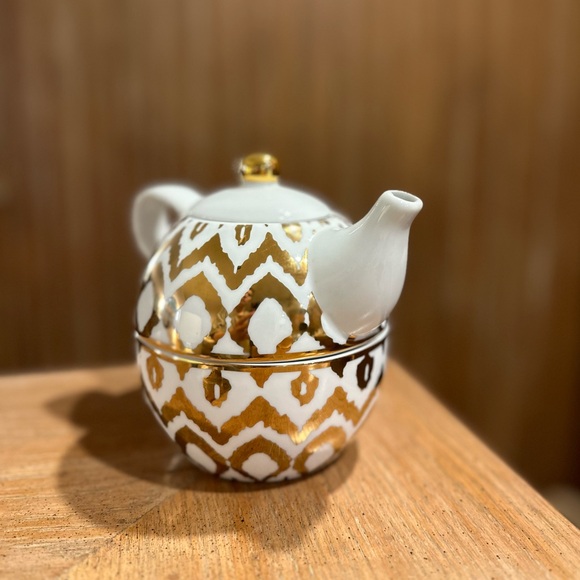 C. Wonder Stackable White & Gold Teapot Limited Edition - Picture 12 of 14